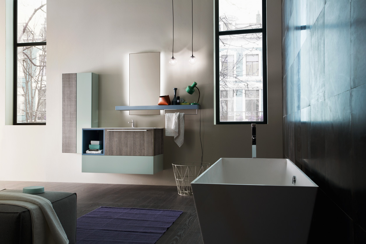 finitura rovere tranch ash laccato t verde opaco e ceruleo opaco consolle rodi in mineralguss specchiera de lux con luce led faretti ufo cromati