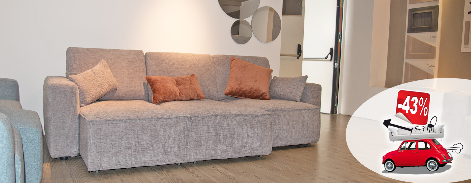 Direttamente dalla nostra esposizione, Divano LeComfort Soho in promozione! Divano in tessuto chiaro, con sedute estraibili.