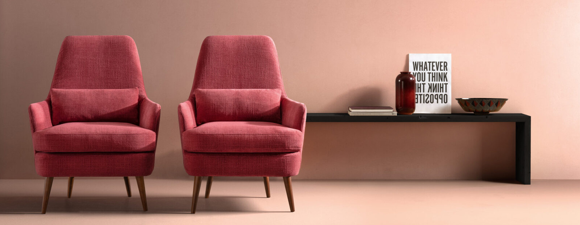 La poltrona Gemma di Samoa è una poltrona dalle linee avvolgenti e confortevoli, in perfetto equilibrio tra sapore vintage e design moderno