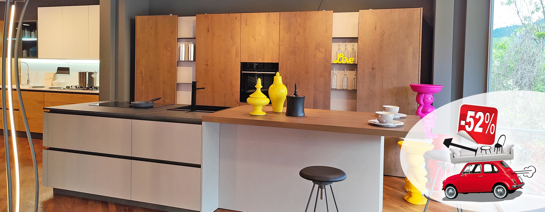 Cucina Kali in legno con isola in promozione
